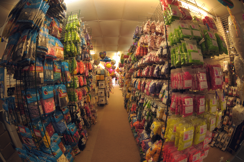 riesige auswahl an luftballons im ballonsupermarkt